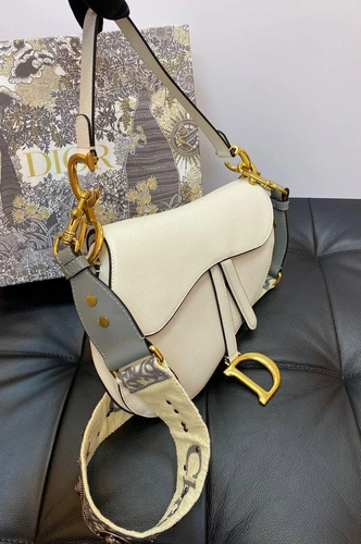 Женская кожаная сумка  Dior Saddle bаg белая 25/20/6 см коллекция 2021 фото-5