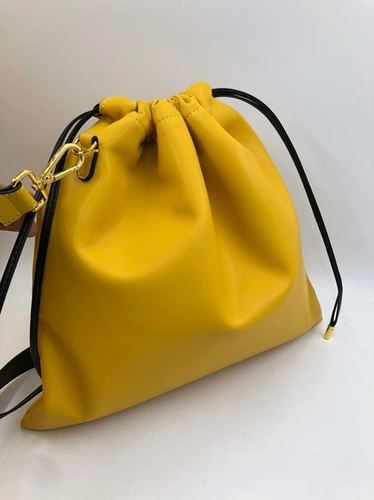 Женская кожаная сумка-мешок Fendi золотистого цвета 36/37 см фото-2