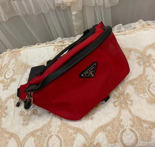 Поясная сумка Prada красная тканевая с короткой ручкой и поясным ремнём 28/17 см