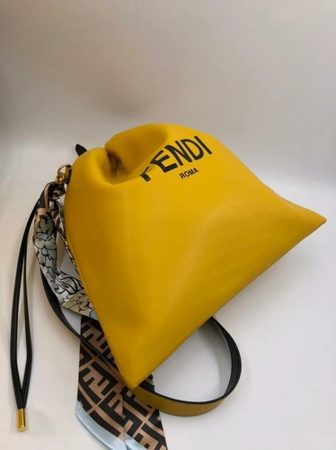 Женская кожаная сумка-мешок Fendi золотистого цвета 36/37 см фото-3