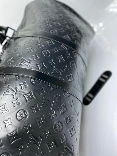 Дорожная сумка Louis Vuitton из тисненой канвы черная 50/28/22 см фото-4