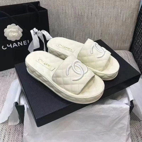 Шлёпанцы женские кожаные Chanel белые со стёжкой коллекция 2021-2022