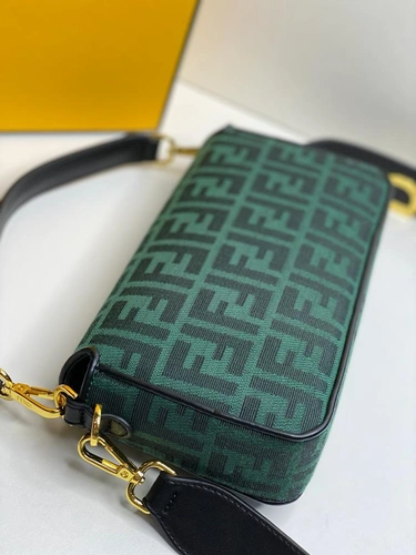 Женская сумка-клатч Fendi зелёная с рисунком-монограммой 26/14/6 см коллекция 2021-2022 фото-3