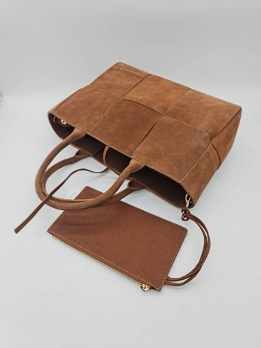 Женская плетеная замшевая сумка Bottega Veneta коричневая 42/24/10 фото-3