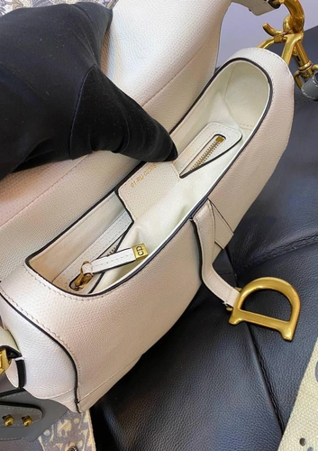Женская кожаная сумка  Dior Saddle bаg белая 25/20/6 см коллекция 2021 фото-2