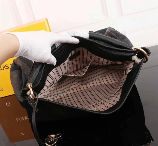 Женская кожаная сумка Louis Vuitton черная  42/31 фото-2