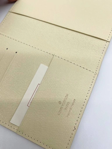 Обложка для паспорта Louis Vuitton A104118 белая 14/10 см фото-2