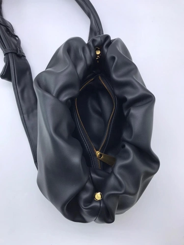 Женская кожаная сумка Bottega Veneta The Medium Bulb черная фото-3