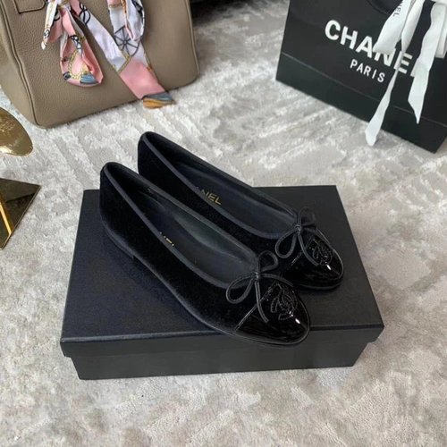Туфли-балетки Chanel черные с лакированным носком коллекция 2021-2022