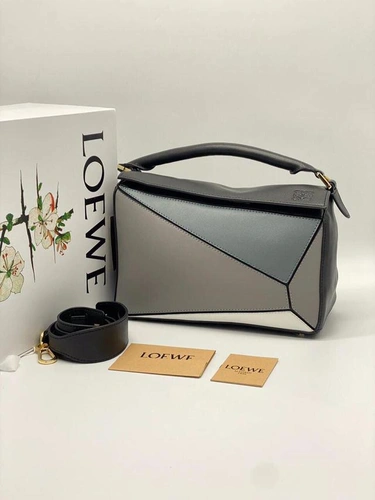 Женская кожаная сумка Loewe бело-серая фото-4