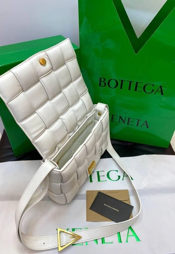 Женская плетёная кожаная сумка Bottega Veneta белая 27/18/7 коллекция 2021-2022 фото-4