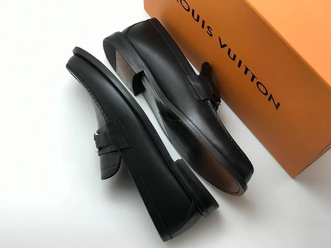 Мужские туфли-лоферы кожаные Louis Vuitton черные коллекция 2021-2022 фото-2