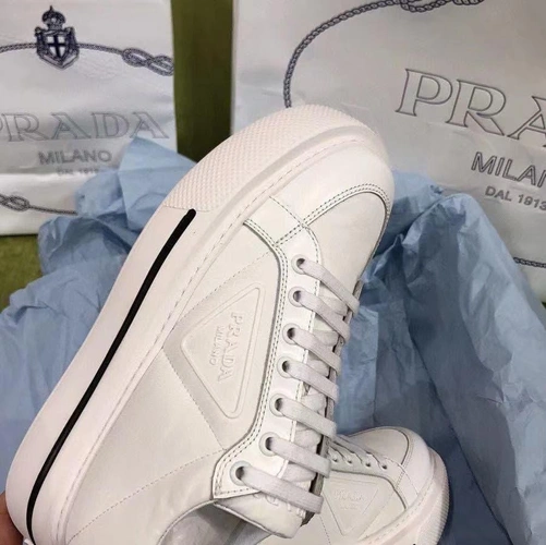 Туфли женские Prada белые кожаные на плоской подошве с логотипом коллекция 2021-2022 фото-7
