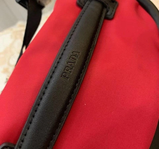 Поясная сумка Prada красная тканевая с короткой ручкой и поясным ремнём 28/17 см фото-3