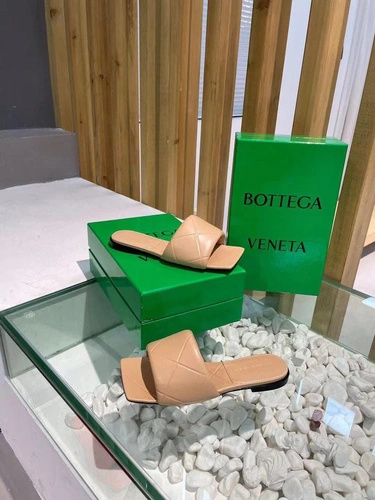 Шлёпанцы женские Bottega Veneta кожаные бежевые коллекция 2021-2022 фото-3