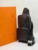 Сумка-слинг Louis Vuitton Avenue A104032 черная 32/20 см фото-1