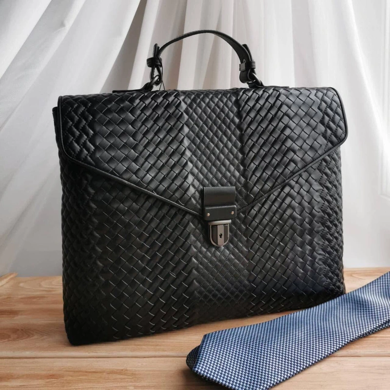 Мужской кожаный портфель Bottega Veneta черный 38/31 коллекция 2021-2022