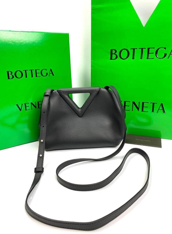 Женская кожаная сумка Bottega Veneta чёрная с треугольными верхними ручками  25/15/5 см