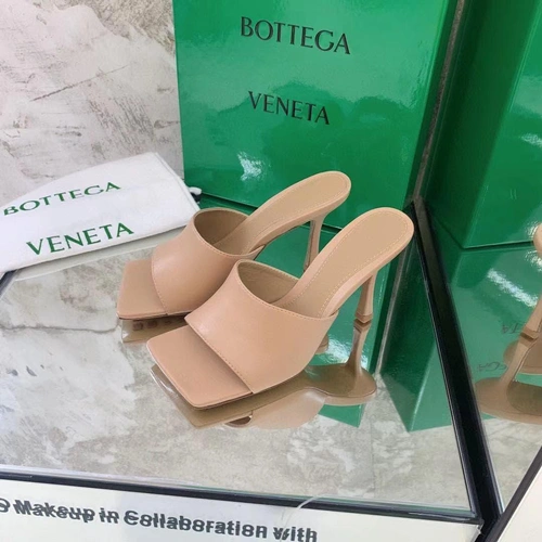 Женские босоножки-мюли кожаные Bottega Veneta бежевые коллекция лето-2021