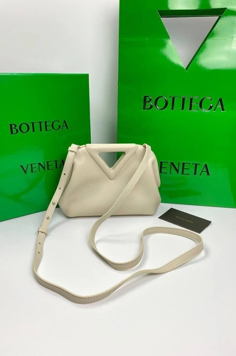 Женская кожаная сумка Bottega Veneta белая с треугольными верхними ручками  25/15/5 см фото-3