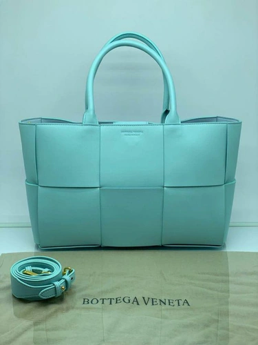 Женская кожаная сумка Bottega Veneta Arco Tote бирюзовая