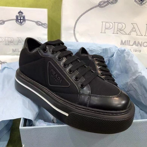 Туфли женские Prada чёрные кожаные на плоской подошве с логотипом коллекция 2021-2022 фото-4