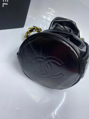 Женская кожаная сумка Chanel черная лакированная 26/17 см. фото-3