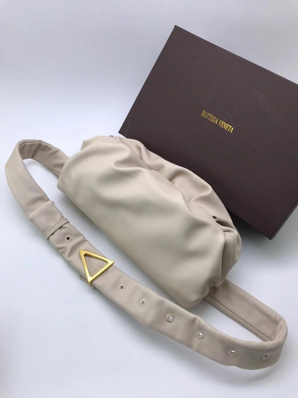 Женская кожаная сумка Bottega Veneta The Pouch Bulb белая