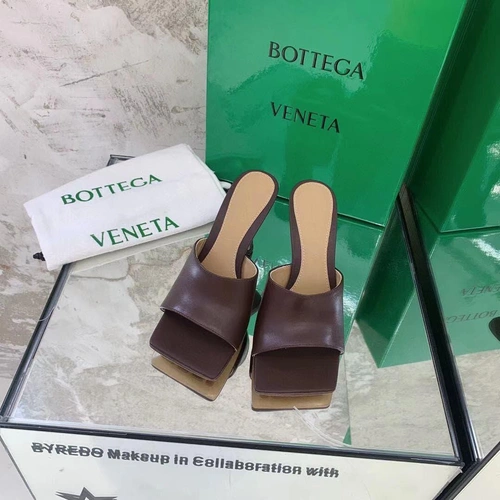 Женские босоножки-мюли кожаные Bottega Veneta коричневые коллекция лето-2021 фото-3