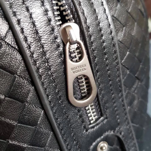 Дорожная кожаная сумка Bottega Veneta черная 47/27/23 коллекция 2021-2022 фото-5