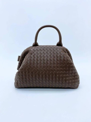 Женская кожаная сумка Bottega Veneta коричневая 28/21/8