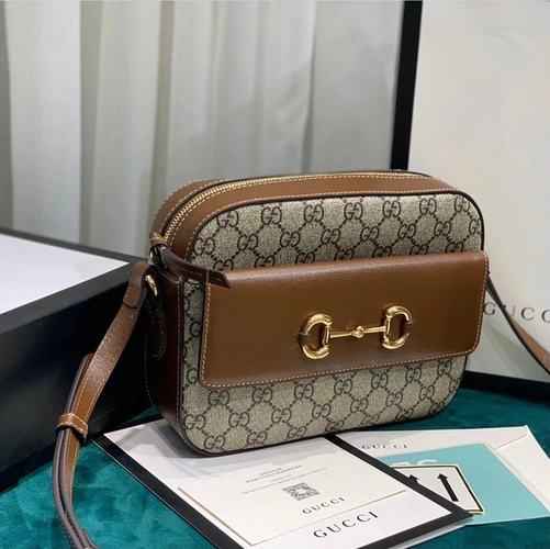 Женская кожаная сумка Gucci с рисунком и коричневыми вставками 23/17 см