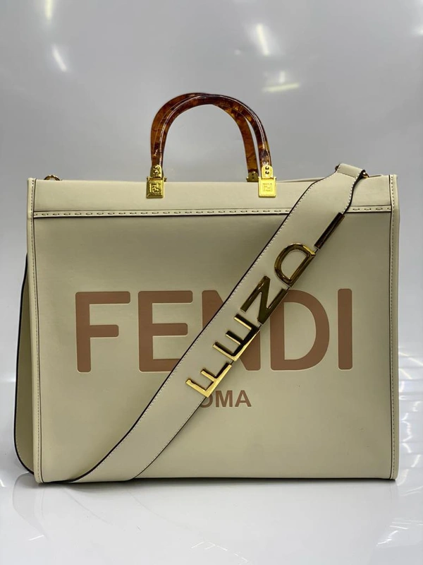 Женская кожаная сумка Fendi кремовая 40/34/21 коллекция 2021-2022