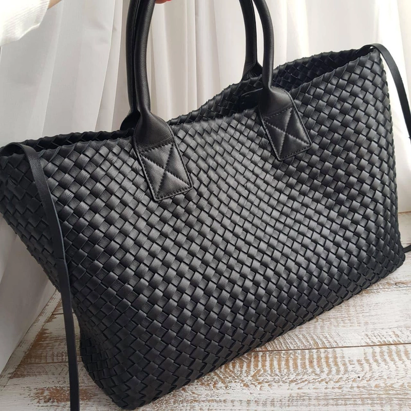 Женская кожаная сумка Bottega Veneta черная 40/28 коллекция 2021-2022 фото-5