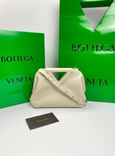 Женская кожаная сумка Bottega Veneta белая с треугольными верхними ручками  25/15/5 см