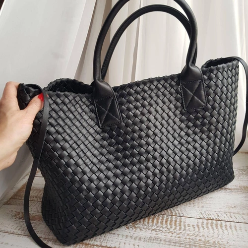 Женская кожаная сумка Bottega Veneta черная 40/28 коллекция 2021-2022 фото-3