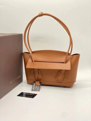 Женская кожаная сумка Bottega Veneta Small Arco 24×19 каштановая