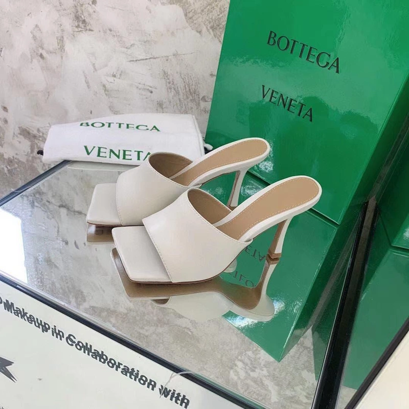 Женские босоножки-мюли кожаные Bottega Veneta белые коллекция лето-2021