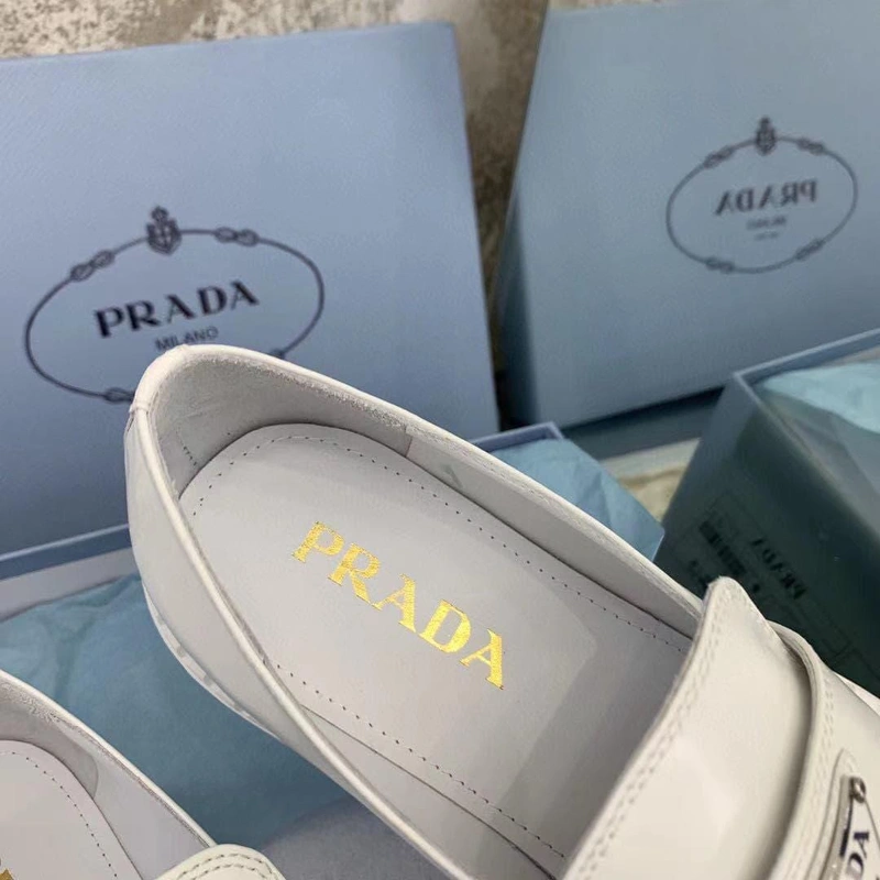 Туфли-лоферы женские Prada белые коллекция 2021-2022 фото-3