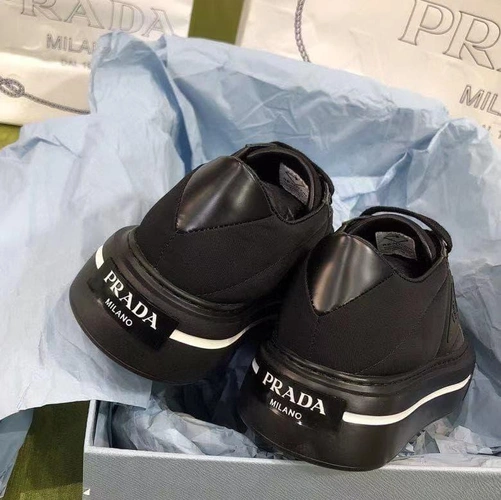Туфли женские Prada чёрные кожаные на плоской подошве с логотипом коллекция 2021-2022 фото-2