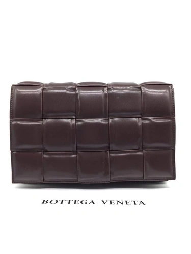 Женский плетеный кожаный клатч Bottega Veneta каштановый 27/17/6 коллекция 2021-2022