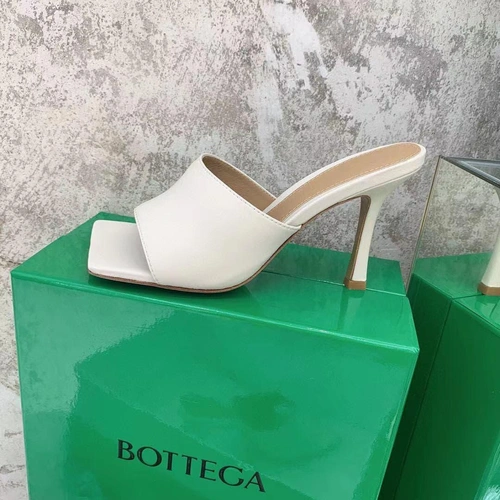 Женские босоножки-мюли кожаные Bottega Veneta белые коллекция лето-2021 фото-4