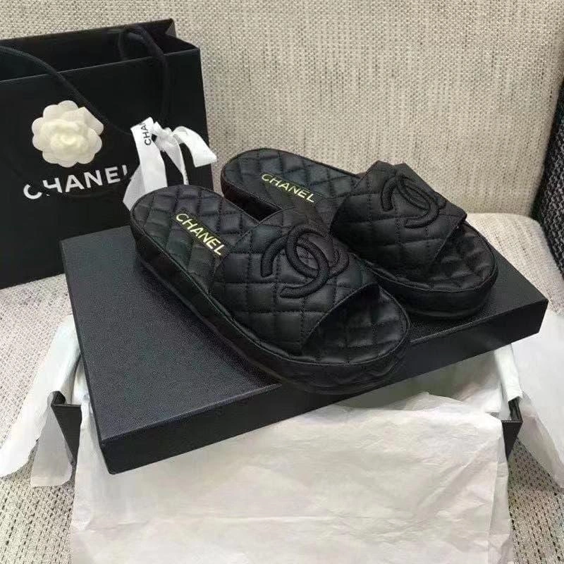 Шлёпанцы женские кожаные Chanel чёрные со стёжкой коллекция 2021-2022