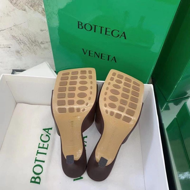 Женские босоножки-мюли кожаные Bottega Veneta коричневые коллекция лето-2021 фото-7