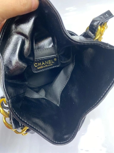 Женская кожаная сумка Chanel черная лакированная 26/17 см. фото-2