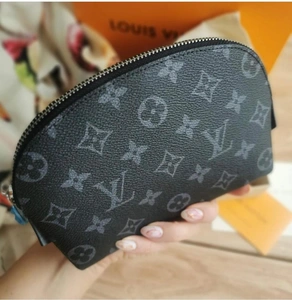 Косметичка Louis Vuitton черно-серая с рисунком-монограммой 17/12 см фото-