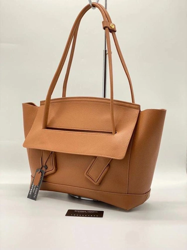 Женская кожаная сумка Bottega Veneta Medium Arco 33×24 каштановая