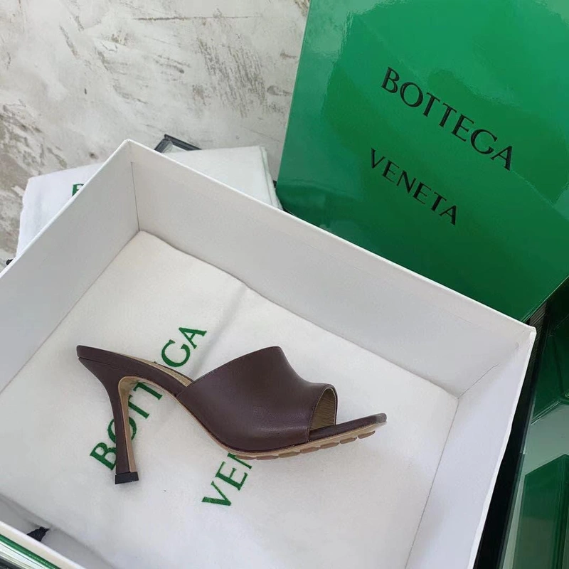 Женские босоножки-мюли кожаные Bottega Veneta коричневые коллекция лето-2021 фото-6