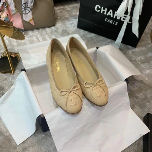 Туфли-балетки Chanel белые из кожи со стежкой коллекция 2021-2022