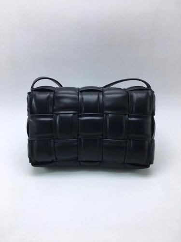 Женская кожаная сумка Bottega Veneta Padded Cassette Bag черная фото-3